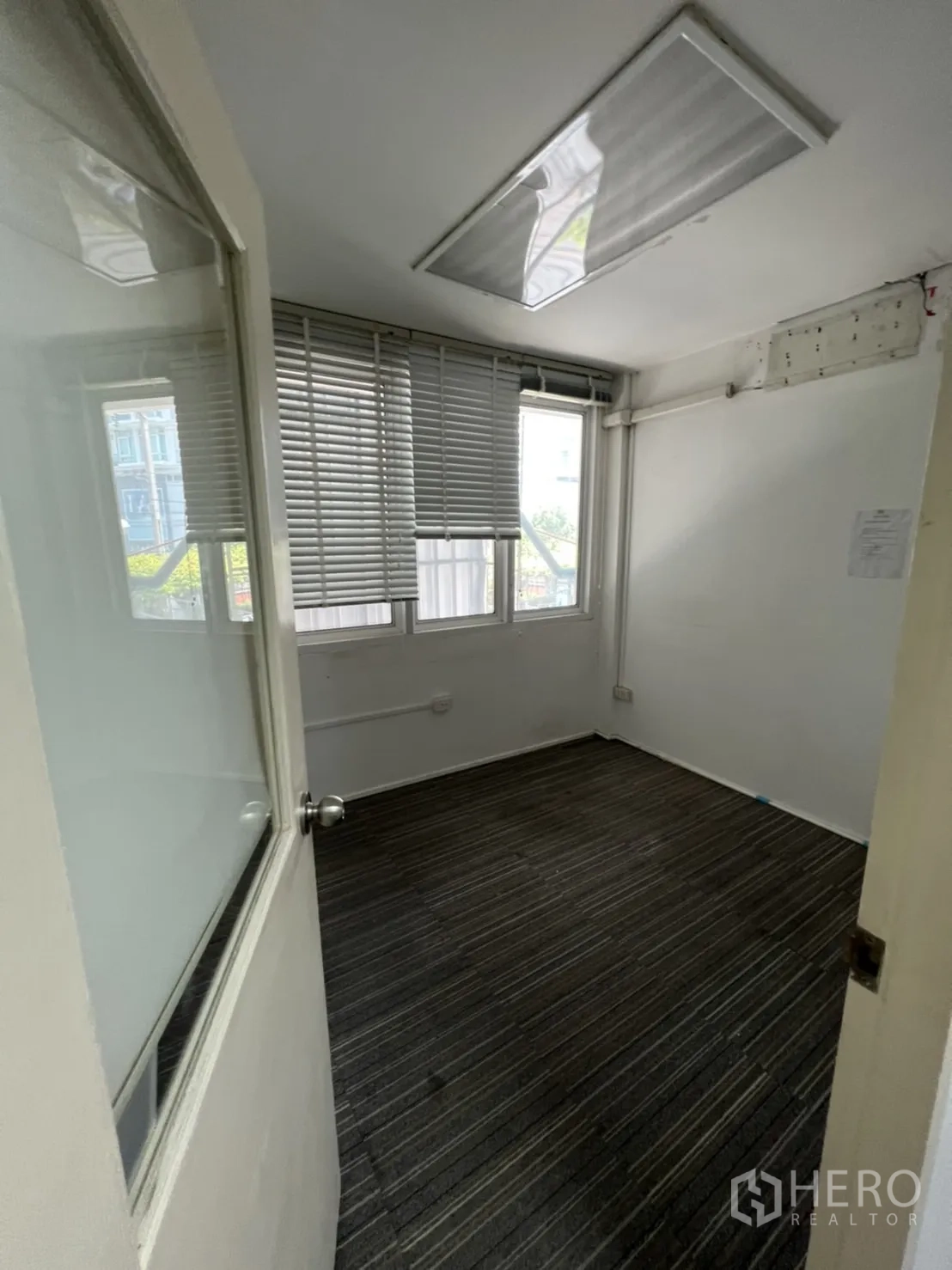 店屋 出租或出售在Watthana, Bangkok - 小型办公室，地毯地面与百叶窗