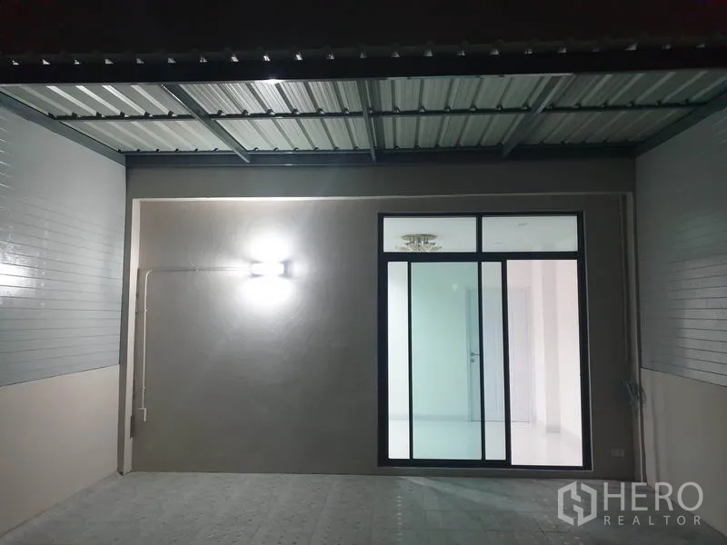 带办公室的家 出租在Wang Thonglang, Bangkok - 带顶棚的车位或露台，壁灯与入户推拉门，夜景