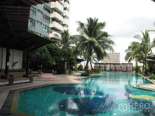 คอนโด ให้เช่าในSathon, Bangkok - สระว่ายน้ำกลางแจ้งสไตล์รีสอร์ท รายล้อมด้วยต้นปาล์มและพื้นที่นั่งพัก.