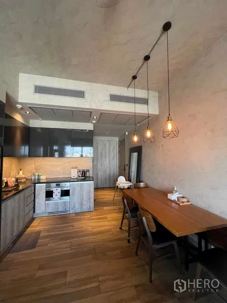 คอนโด ให้เช่าหรือขายในWatthana, Bangkok - พื้นที่ทานอาหารข้างครัวทันสมัย โดดเด่นด้วยโคมไฟห้อยสไตล์ลอฟต์สามดวง
