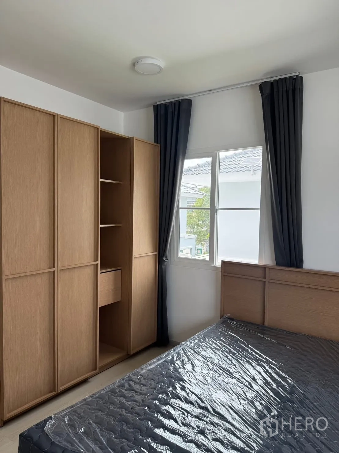 บ้านเดี่ยว for rent in Bang Phli, Samut Prakan - ตู้เสื้อผ้าไม้บิลต์อินพร้อมชั้นวางข้างหน้าต่าง