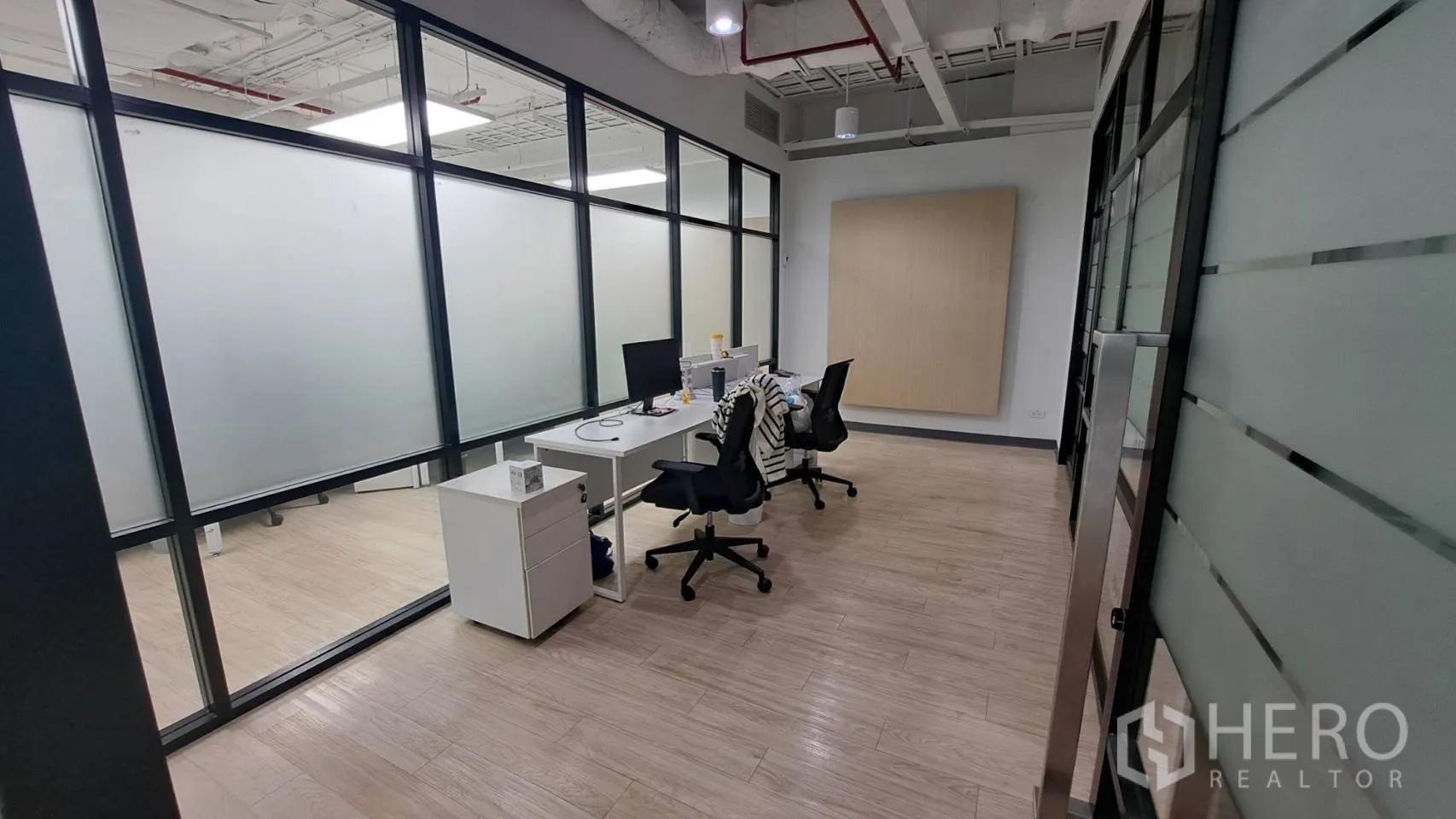สำนักงาน ให้เช่าในYan Nawa, Bangkok - ออฟฟิศส่วนตัวกั้นกระจกฝ้า โต๊ะทำงานสองตัว