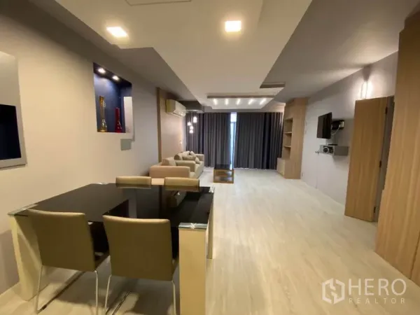 公寓 出租在Watthana, Bangkok - 长条型开放布局的餐厅与客厅，展示壁龛与全幅窗帘