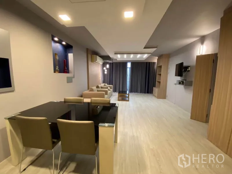 คอนโด ให้เช่าในWatthana, Bangkok - โซนรับประทานอาหารและนั่งเล่นในเลย์เอาต์ยาว มีช่องโชว์และผ้าม่านเต็มบาน