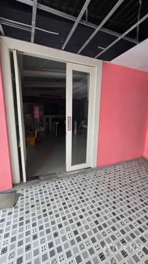 零售空间 出租在Watthana, Bangkok - 另一角度的玻璃店面与铺有瓷砖的门前区域