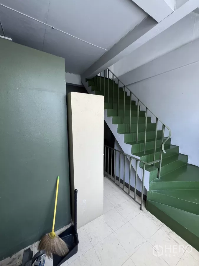 店屋 出租在Watthana, Bangkok - 后部服务区的绿色楼梯与储物空间。
