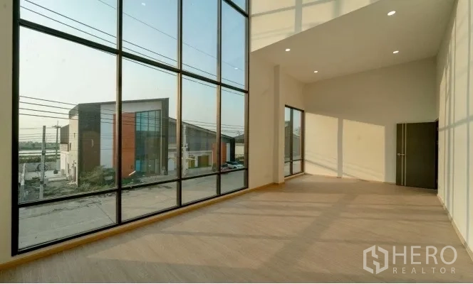 Warehouse for rent in Bang Bo, Samut Prakan - Upper-level office or showroom with double-height glazing overlooking the street.
