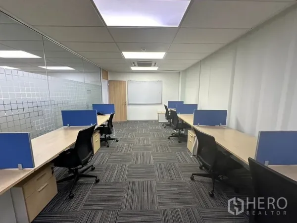 สำนักงาน ให้เช่า - ห้องทีมงานกั้นกระจก โต๊ะยาว ฉากกั้นสีน้ำเงิน เก้าอี้ทำงาน และกระดานไวท์บอร์ด