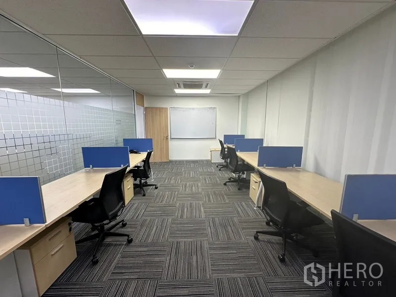 สำนักงาน ให้เช่า - ห้องทีมงานกั้นกระจก โต๊ะยาว ฉากกั้นสีน้ำเงิน เก้าอี้ทำงาน และกระดานไวท์บอร์ด