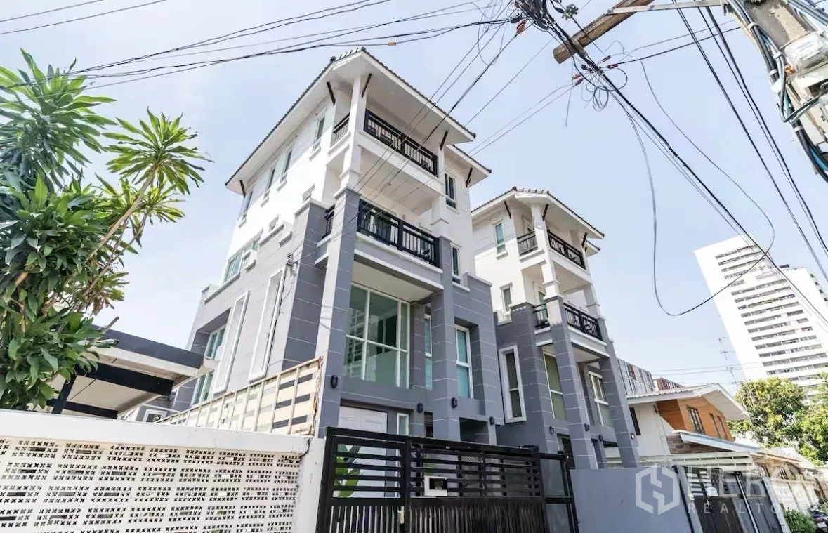 Home Office for rent in Watthana, Bangkok - Modern multi-storey home office exterior with balconies and a gated entry in Watthana, Bangkok.