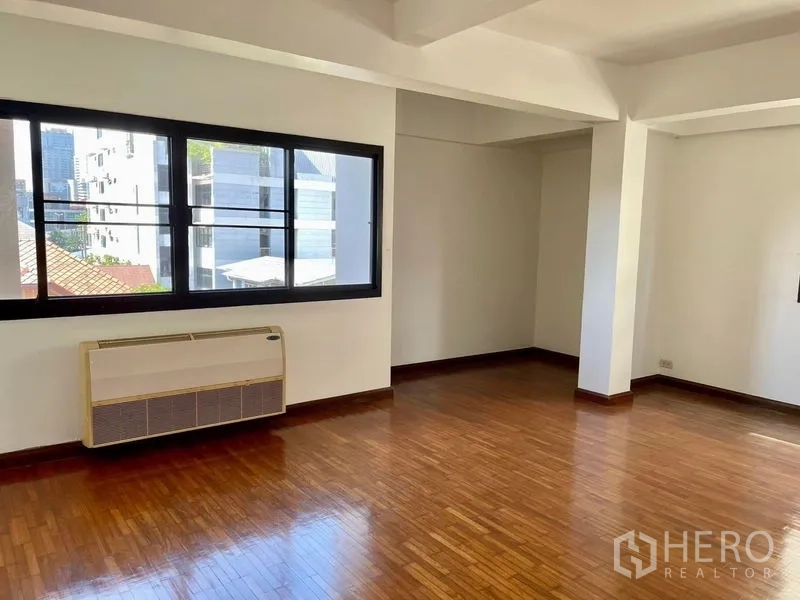 สำนักงานที่บ้าน ให้เช่าในKhlong Toei, Bangkok - ห้องมุมขนาดใหญ่พื้นไม้ หน้าต่างบานกว้างและแอร์ผนัง มองเห็นเมือง