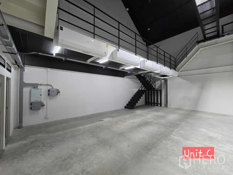 带办公室的家 出租在Chatuchak, Bangkok - 工业风大厅，设空调机组、电箱与金属楼梯。