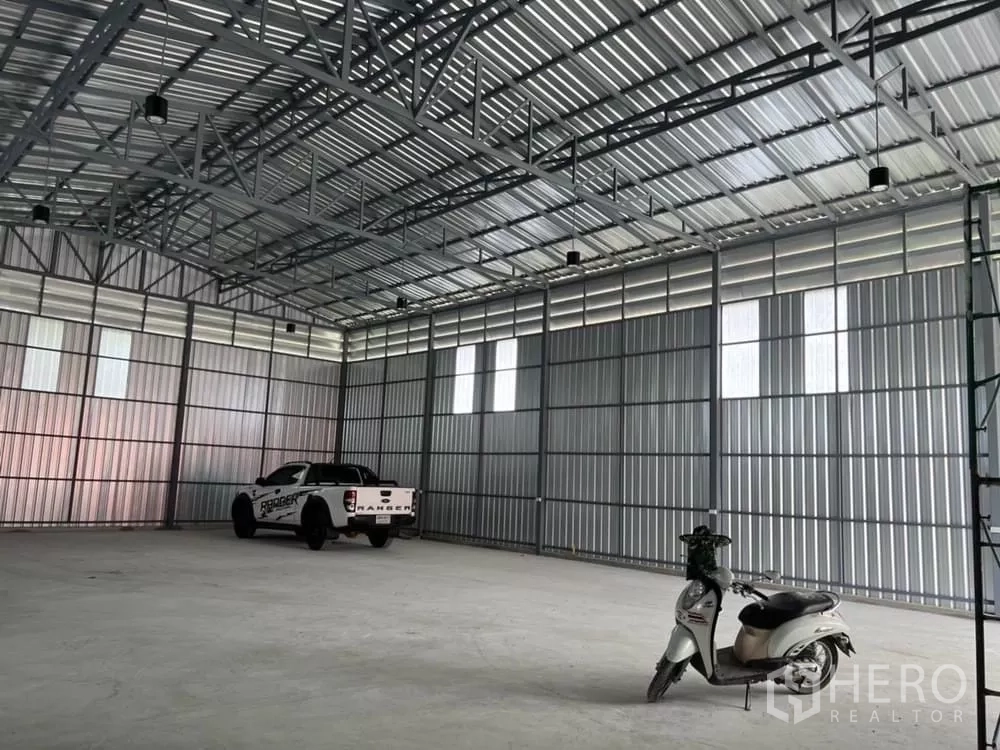 คลังสินค้า ให้เช่าในBang Kruai, Nonthaburi - ภายในโกดังโปร่งสูง โครงถักเหล็ก ผนังเมทัลชีท และพื้นคอนกรีตเรียบ เหมาะสำหรับขนถ่ายสินค้า