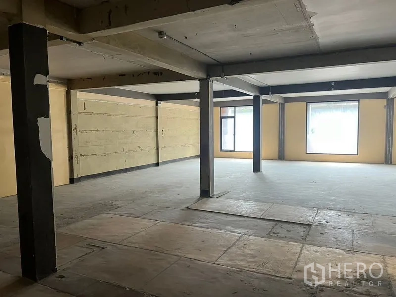 พื้นที่ขายปลีก ให้เช่าในWatthana, Bangkok - พื้นที่ค้าปลีกแบบเปิดโล่ง พื้นคอนกรีต คานเปลือย พร้อมหน้าต่างบานใหญ่ ในเขตวัฒนา กรุงเทพฯ