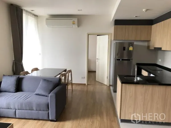 คอนโด ให้เช่าในWatthana, Bangkok - มุมทานอาหารข้างหน้าต่างใหญ่ และครัวรูปตัว U พร้อมตู้เย็นสแตนเลสและอ่างล้างจาน