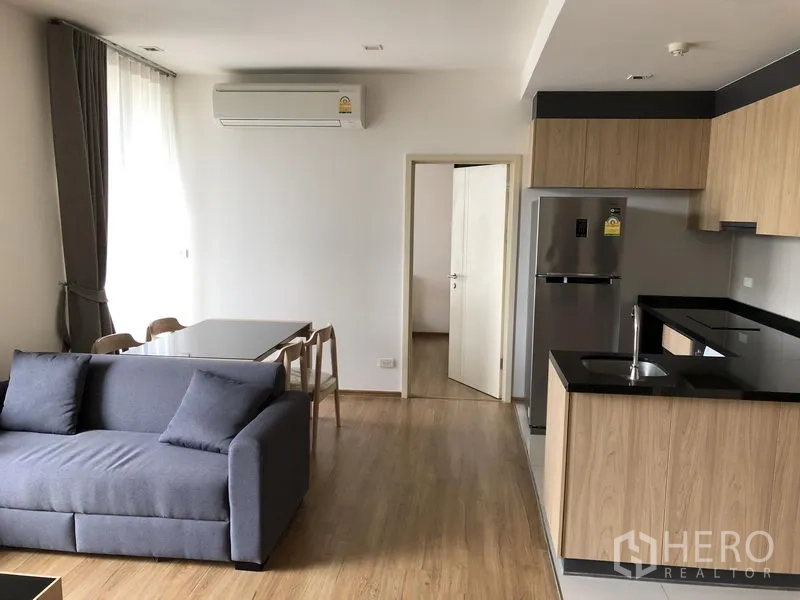 คอนโด ให้เช่าในWatthana, Bangkok - มุมทานอาหารข้างหน้าต่างใหญ่ และครัวรูปตัว U พร้อมตู้เย็นสแตนเลสและอ่างล้างจาน