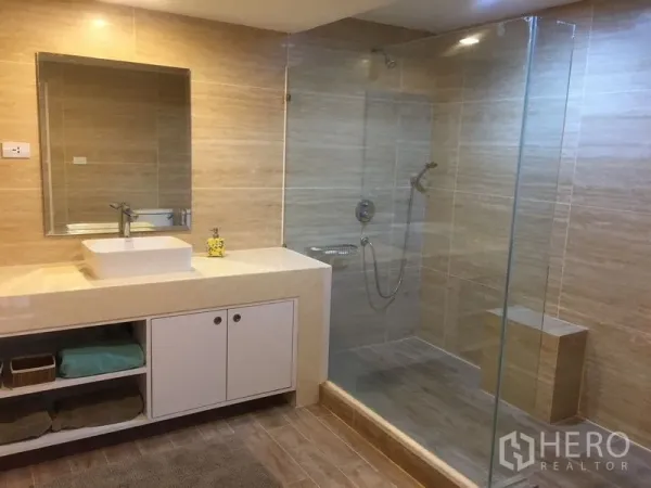 คอนโด ให้เช่าในKhlong Toei, Bangkok - ห้องน้ำสไตล์โมเดิร์น เคาน์เตอร์อ่างล้างหน้าขนาดใหญ่ และห้องอาบน้ำกระจกแบบวอล์กอิน