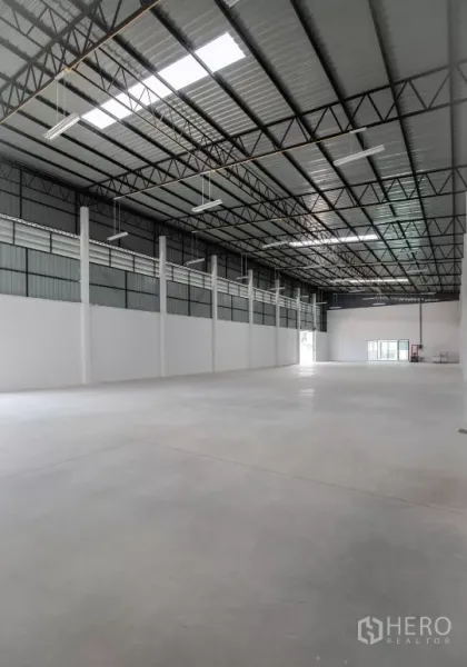 Factory for rent or sale in Bang Len, Nakhon Pathom - Wide production hall showing open floor space and skylight panels along the roof.