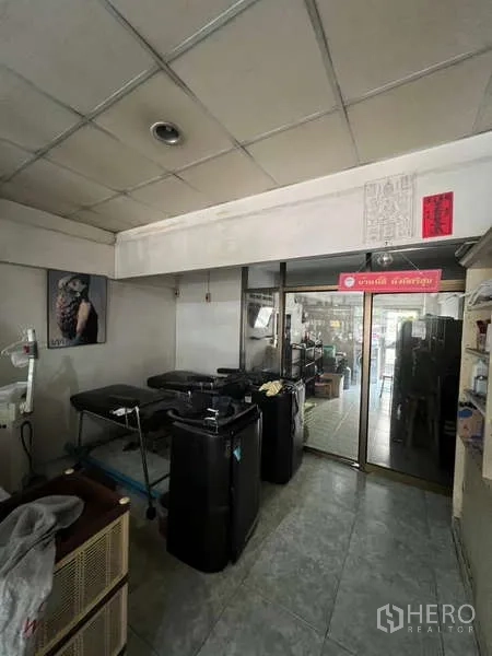 อาคารพาณิชย์ ให้เช่าในKhlong Toei, Bangkok - ห้องภายในมีอ่างสระผม เตียงทรีตเมนต์ และประตูกระจกกั้นสัดส่วน