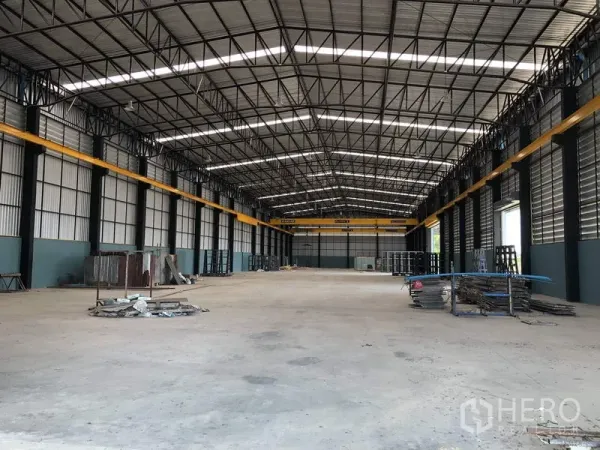 Factory for rent in Lam Luk Ka, Pathum Thani - Wide clear-span warehouse hall with ventilation panels, skylights and open production space.