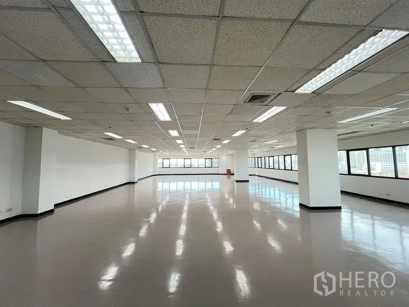 สำนักงาน ให้เช่าหรือขาย - สำนักงานโล่งพื้นเงา เสากลางห้อง และหน้าต่างเต็มแนวยาวสองด้านรับแสงธรรมชาติ