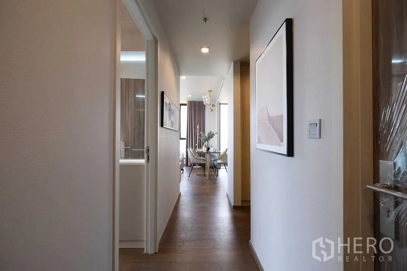 คอนโด ให้เช่าในKhlong Toei, Bangkok - โถงทางเดินพื้นไม้เชื่อมสู่พื้นที่รับประทานอาหารและครัว