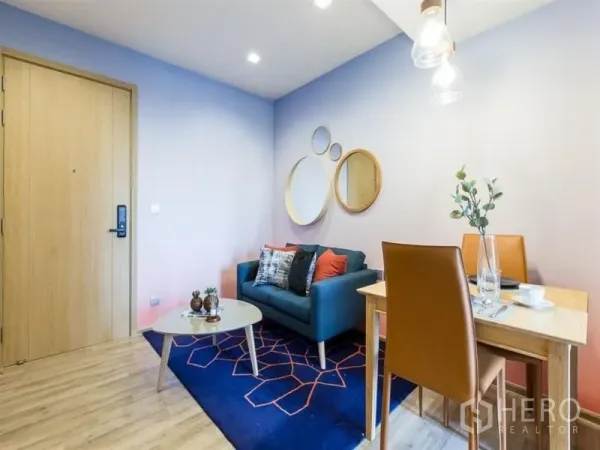 公寓 出租在Chatuchak, Bangkok - 开放式客厅与用餐区，吊灯与现代装饰，曼谷公寓。