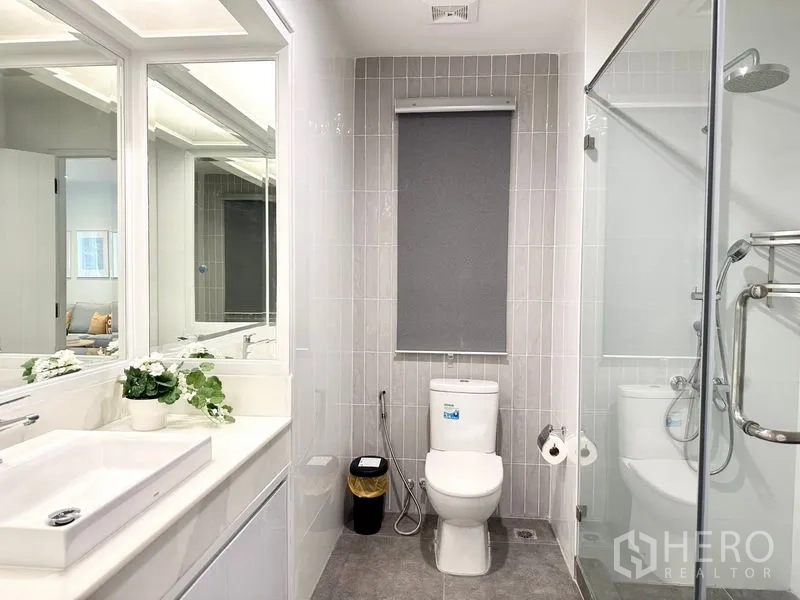 คอนโด ให้เช่าในKhlong San, Bangkok - ห้องน้ำสไตล์โมเดิร์น พร้อมตู้กระจกอาบน้ำ โต๊ะอ่างล้างหน้า และกระเบื้องสีเทา