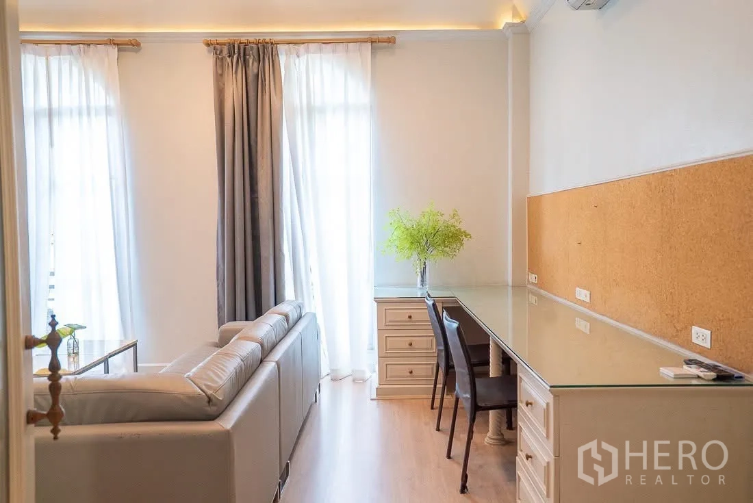 联排别墅 for rent in Yan Nawa, Bangkok - 书房区，长条内置书桌、椅子与窗边沙发。