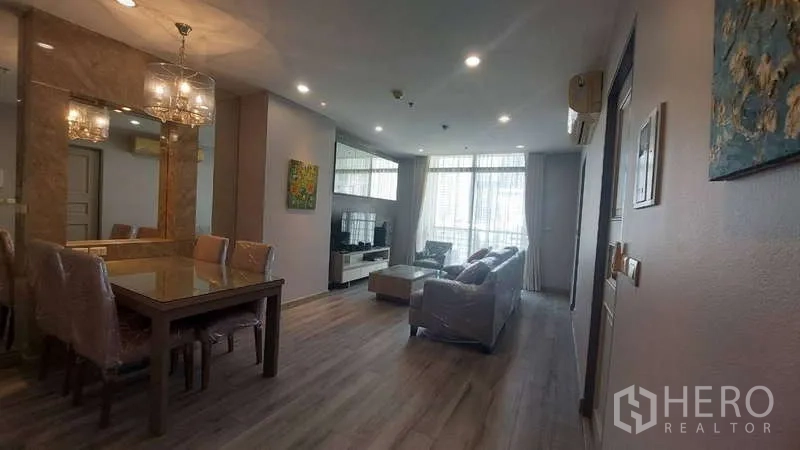 คอนโด ให้เช่าในWatthana, Bangkok - ห้องนั่งเล่นและรับประทานอาหารแบบโอเพ่นในคอนโดย่านวัฒนา พื้นไม้ โคมระย้า และหน้าต่างบานใหญ่