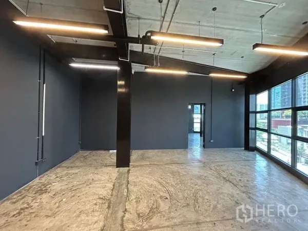 สำนักงาน ให้เช่าในChatuchak, Bangkok - สำนักงานสไตล์ลอฟต์แบบเปิดโล่ง เพดานเปลือย หน้าต่างบานกว้าง และพื้นคอนกรีต