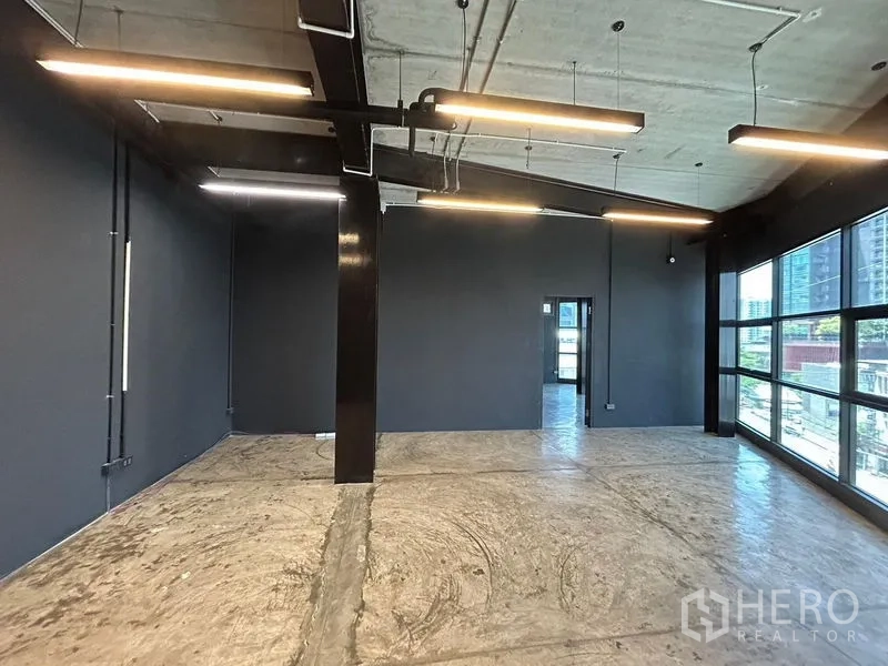 สำนักงาน ให้เช่าในChatuchak, Bangkok - สำนักงานสไตล์ลอฟต์แบบเปิดโล่ง เพดานเปลือย หน้าต่างบานกว้าง และพื้นคอนกรีต