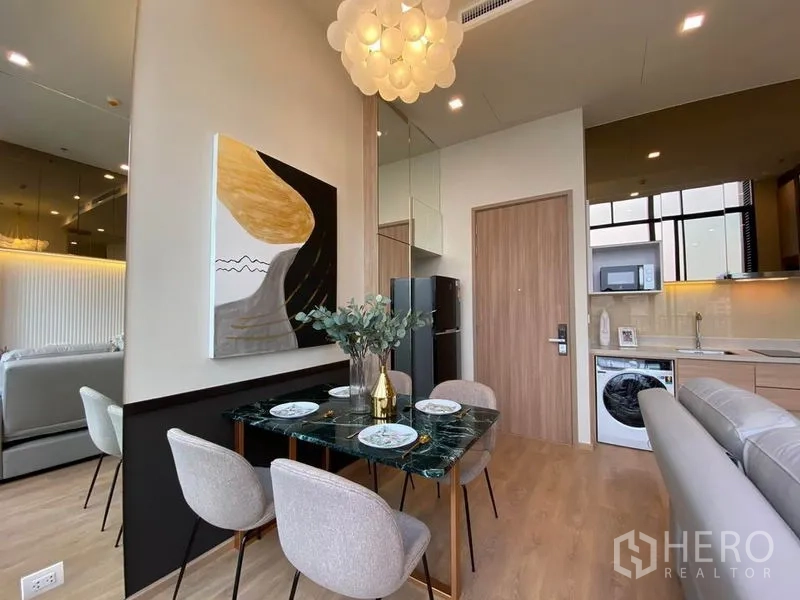 คอนโด ให้เช่าในWatthana, Bangkok - โซนรับประทานอาหารและครัวแพนทรีแบบโอเพ่น พร้อมตู้เย็นและเครื่องซักผ้า