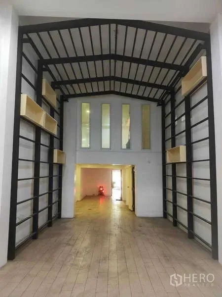 店屋 出售在Phra Khanong, Bangkok - 高挑钢结构展示厅的另一角度。