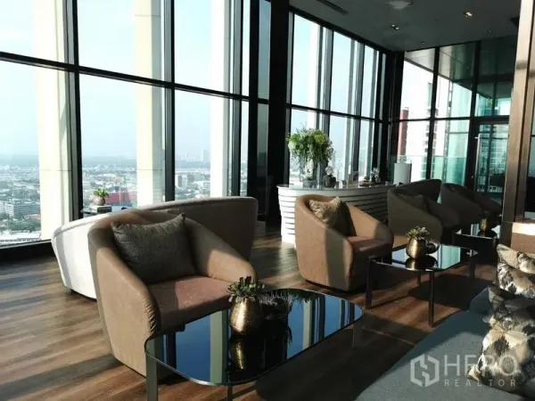 คอนโด ขายในKhlong Toei, Bangkok - สกายเลาจน์กระจกเต็มบานพร้อมเก้าอี้นั่งสบายและโต๊ะกลาง มองเห็นวิวเมือง