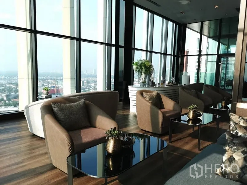 คอนโด ขายในKhlong Toei, Bangkok - สกายเลาจน์กระจกเต็มบานพร้อมเก้าอี้นั่งสบายและโต๊ะกลาง มองเห็นวิวเมือง