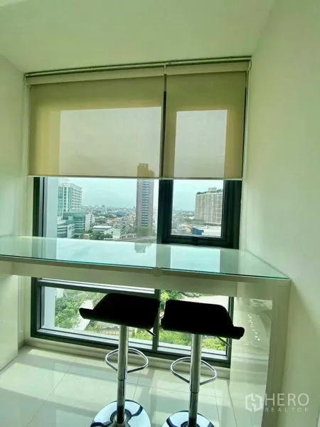 คอนโด ให้เช่าในKhlong Toei, Bangkok - เคาน์เตอร์บาร์ริมหน้าต่างพร้อมสตูลสองตัว ชมวิวกรุงเทพฯ