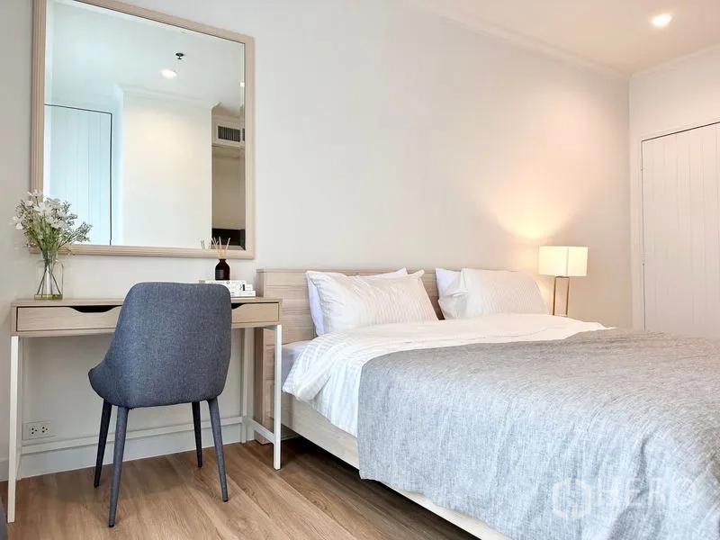 คอนโด ให้เช่าในKhlong San, Bangkok - มุมแต่งตัวในห้องนอนพร้อมโต๊ะ กระจกบานใหญ่ และเก้าอี้บุผ้า