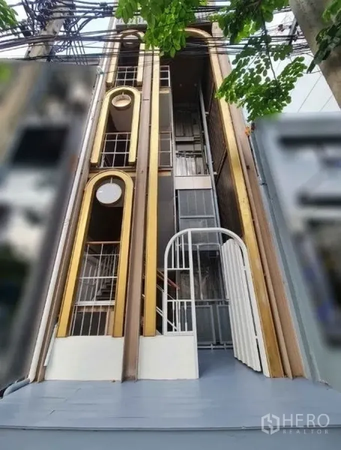 อาคารพาณิชย์ ขายในWatthana, Bangkok - ด้านหน้าอาคารพาณิชย์หลายชั้นทรงแคบ ฟาซาดโค้งแต่งสีทองย่านทองหล่อ