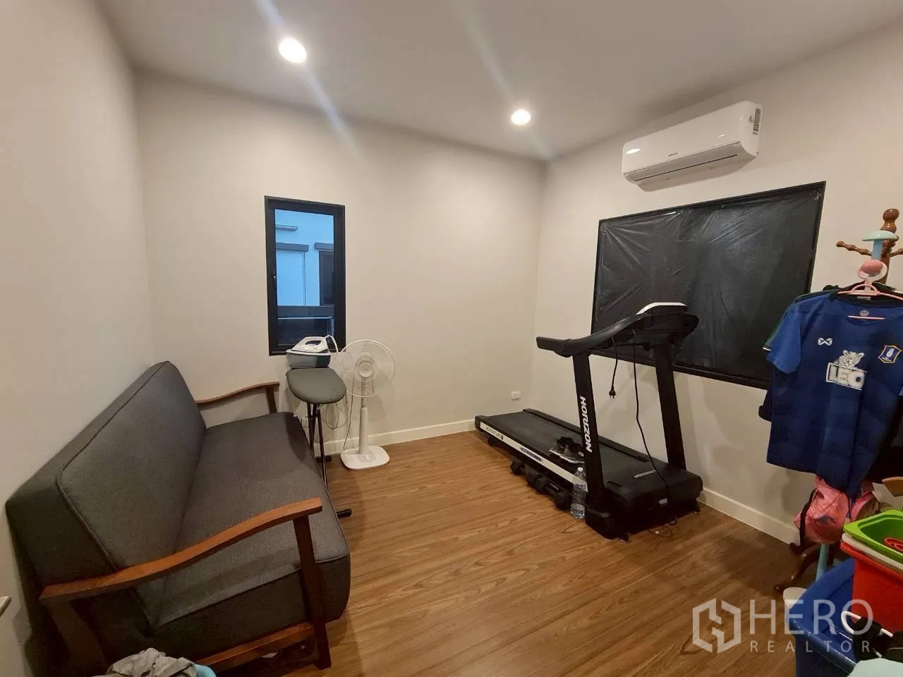บ้าน ให้เช่าหรือขายในLam Luk Ka, Pathum Thani - ห้องอเนกประสงค์จัดเป็นโฮมยิม มีลู่วิ่ง โซฟา และเครื่องปรับอากาศ
