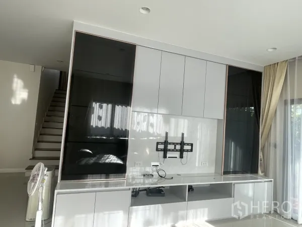 บ้าน ให้เช่าหรือขายในLam Luk Ka, Pathum Thani - ตู้วางทีวีบิลท์อินพร้อมตู้โชว์ อยู่ตรงข้ามบันไดและประตูกระจกออกสวน