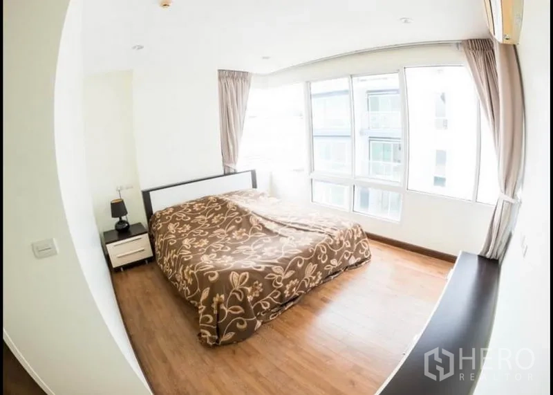 公寓 出租或出售在Phra Khanong, Bangkok - 主卧配双人床与转角落地窗，木地板，帕卡农公寓。