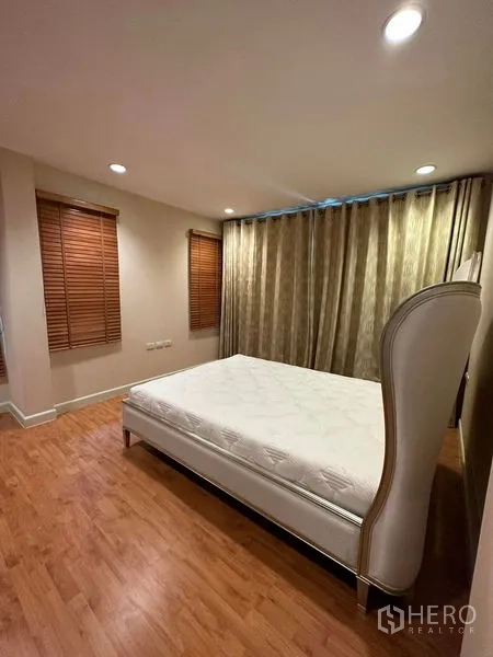 独立式住宅 出售在Prawet, Bangkok - 卧室配木地板、筒灯与大床架。