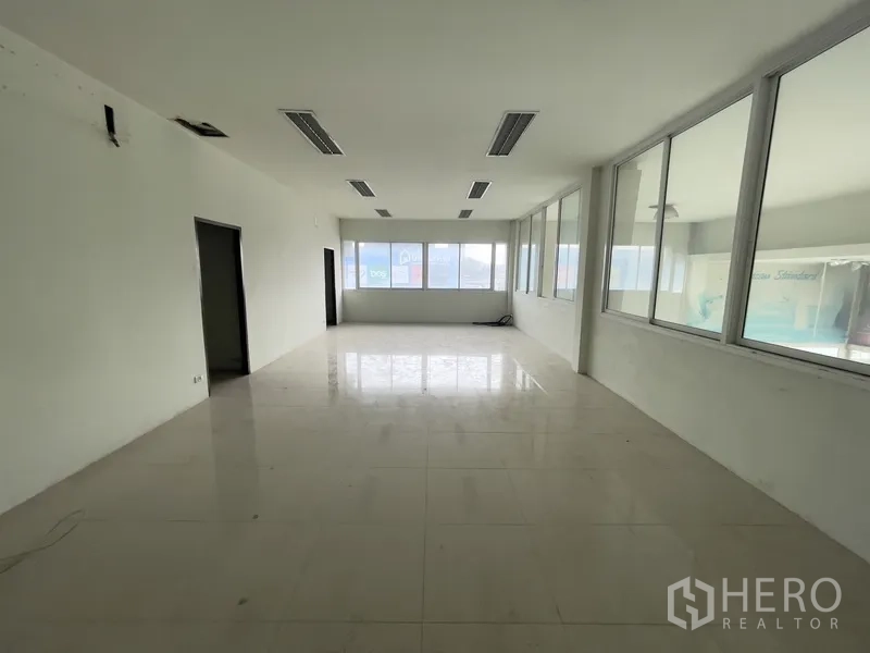 货栈 出租在Prawet, Bangkok - 采光充足的开放式办公室，长窗带