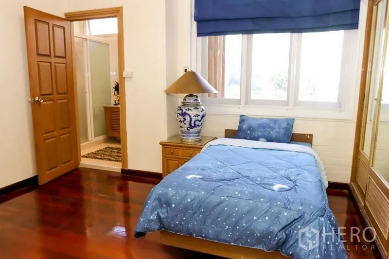 อพาร์ทเมนท์ ให้เช่าในPathum Wan, Bangkok - ห้องนอนแขกเตียงเดี่ยวติดหน้าต่าง เชื่อมต่อห้องน้ำในตัว