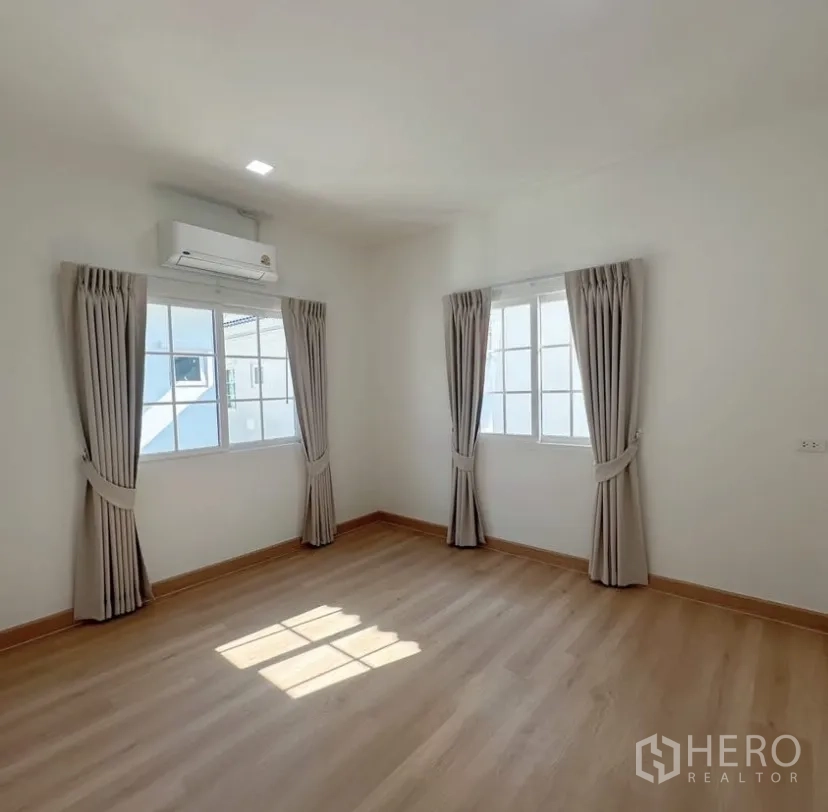 บ้าน ให้เช่าในMueang Samut Prakan, Samut Prakan - ห้องนอนกว้าง มีหน้าต่างสองบาน ผ้าม่าน และแอร์ผนัง