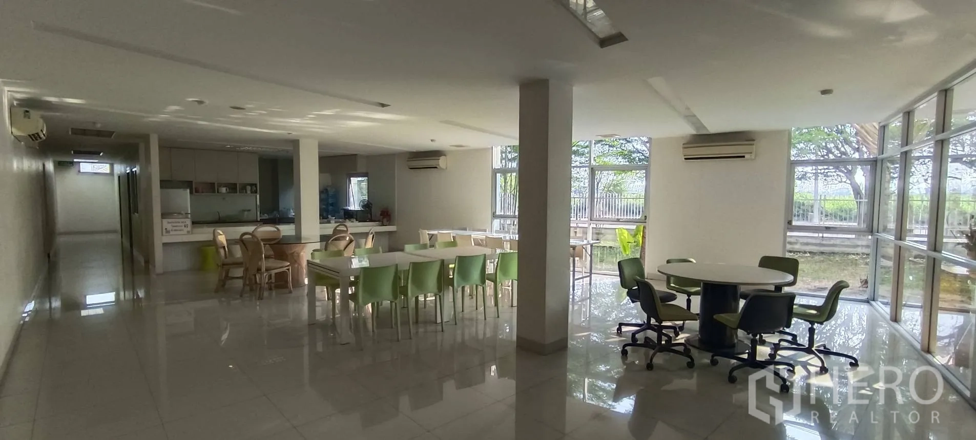 工厂 出售在Mueang Samut Sakhon, Samut Sakhon - 玻璃幕墙的空调餐厅/休息区，多样座位。