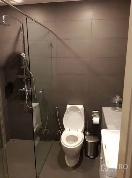 คอนโด ให้เช่าในPathum Wan, Bangkok - ห้องน้ำโมเดิร์น ฉากกั้นกระจก ฝักบัวมือ และเคาน์เตอร์อ่างล้างหน้า