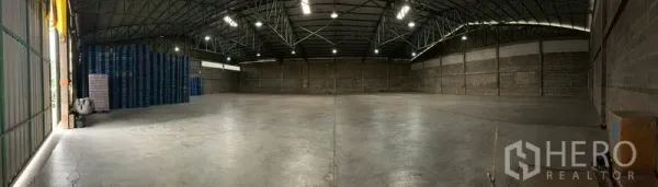 货栈 出租在Mueang Pathum Thani, Pathum Thani - 仓库全景，开阔无柱布局、顶部照明清晰，可见侧面装卸通道。