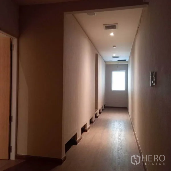 อาคารพาณิชย์ ให้เช่าในWatthana, Bangkok - ทางเดินยาวพื้นไม้มีหน้าต่างที่ปลายทางเดิน